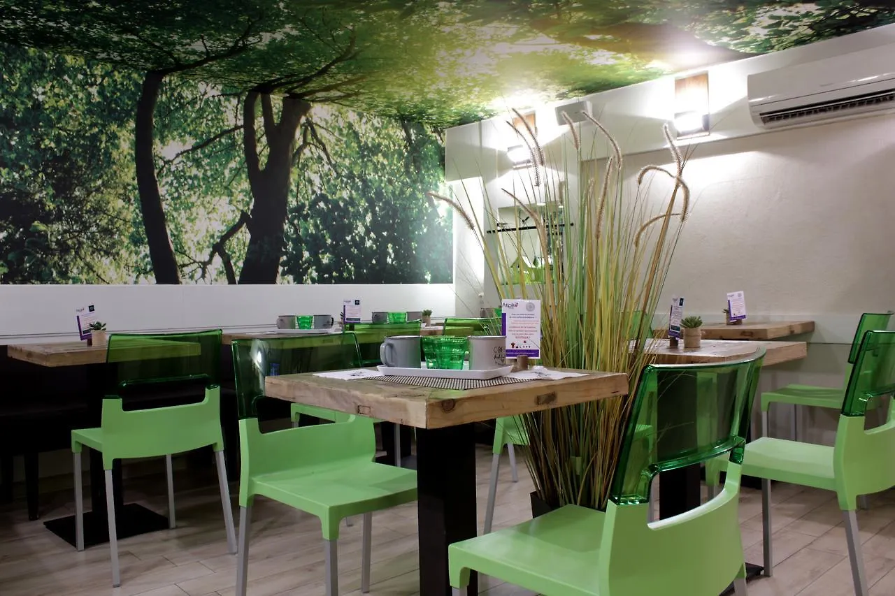 Atipik Hotel Annecy 2*,